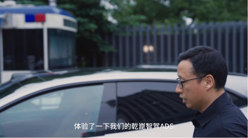做人形机器人的王兴兴会公开为一款车载智驾站台，核心是底层技术的共鸣。这段对话里，