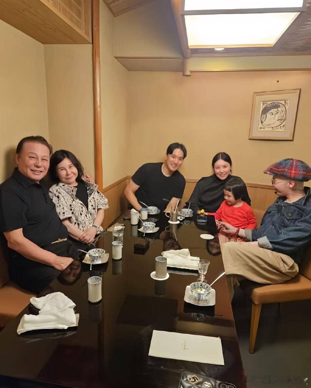 权志龙一家合照权志龙一家东京合照，全家人陪着来日本开演唱会，一家人就要整整齐齐的