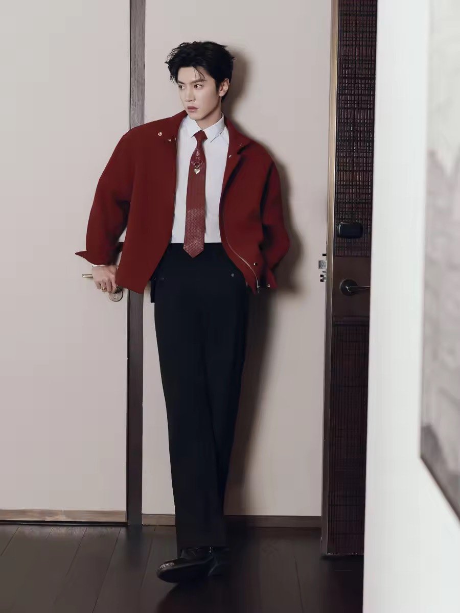 陈哲远抢自己的红包四战四败陈哲远边吃饭边抢红包，四战四败还不忘研究规则，这认真劲