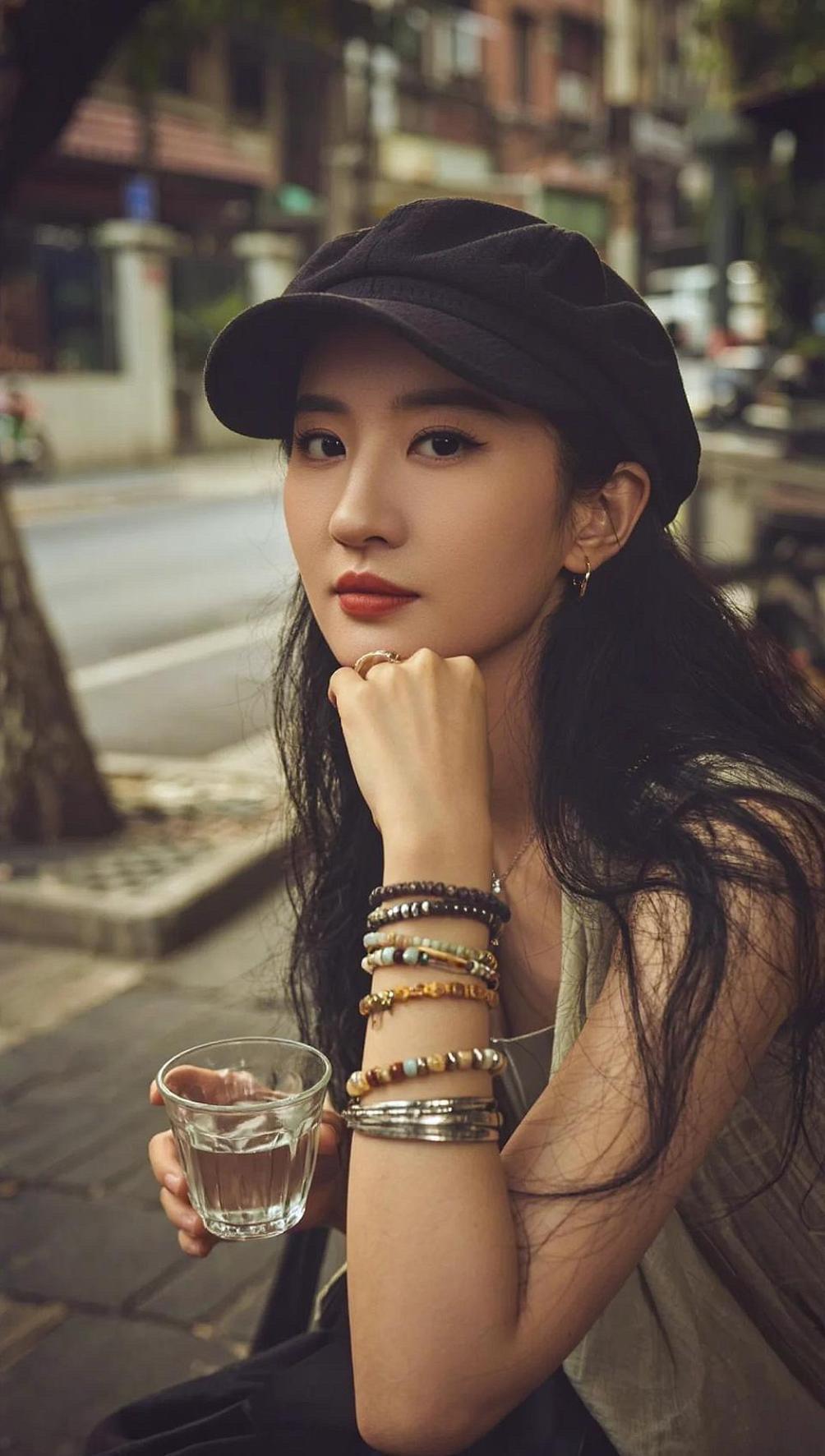 做自己，不被外界影响 AI街景氛围感照 万能的抖音 女人一定要活成自己喜欢的样子