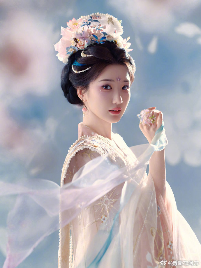 毛晓彤花神古风造型一袖云光，满肩花影，这组古风大片直接把春日仙境搬进了镜头里～粉