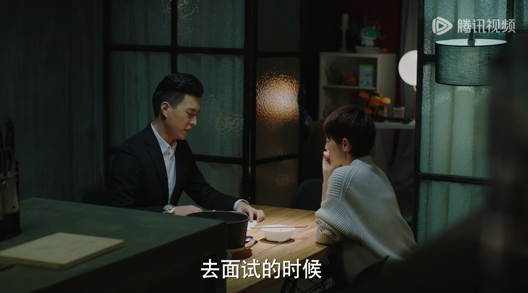 唐晶发烧回家休息，叫贺涵去买点玩具给平儿并且顺便安抚好他，贺涵不仅带了玩具还给罗