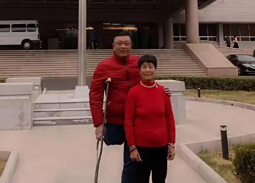 47岁的浙江女婿遭遇车祸，导致右腿截肢，亲生母亲当场离世。没想到，举目无亲之际，