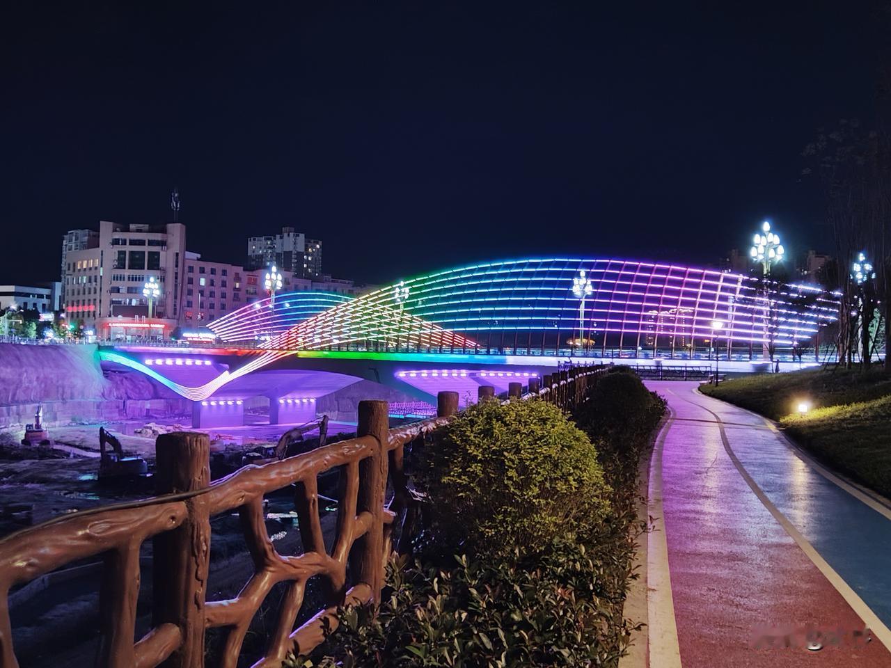 广安莲花桥，又见灯光秀

那天晚上我散步路过广安西溪河莲花桥时，看到桥上桥下的灯