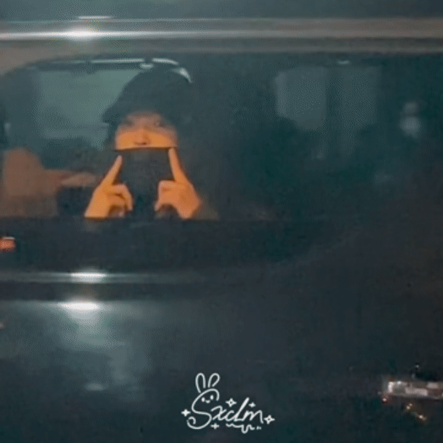 这个是抱抱我的手势嘛 