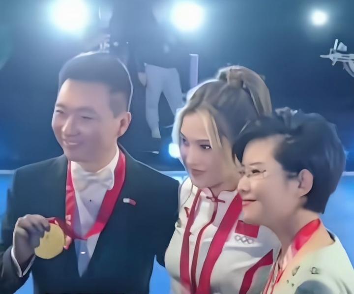 活动合影时，谷爱凌主动把珍贵的金牌让给主持人佩戴，自己选择戴银牌出镜，一个小动作
