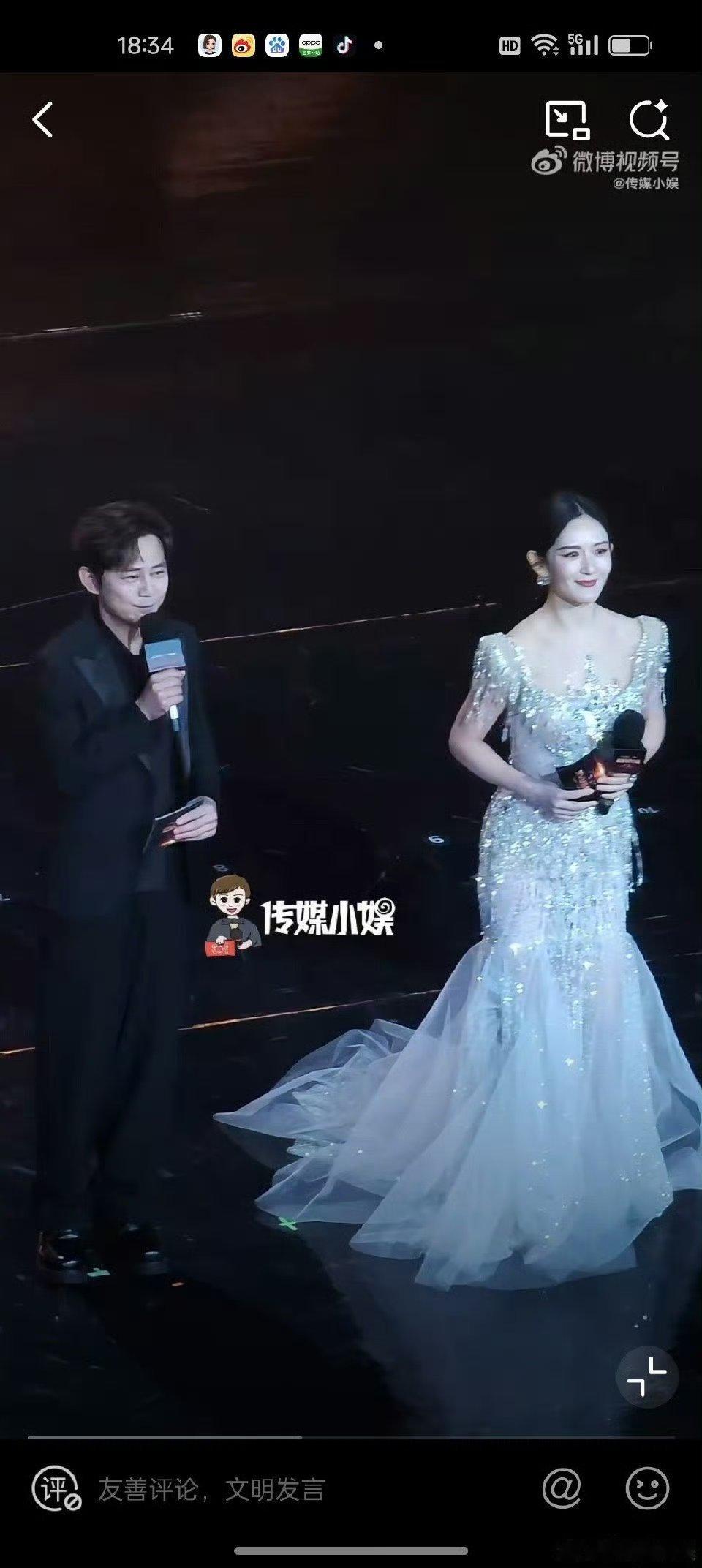 何炅谢娜一出场我的青春回来了微博视界大会红毯泪目瞬间！何老师娜姐同框，快本里笑到