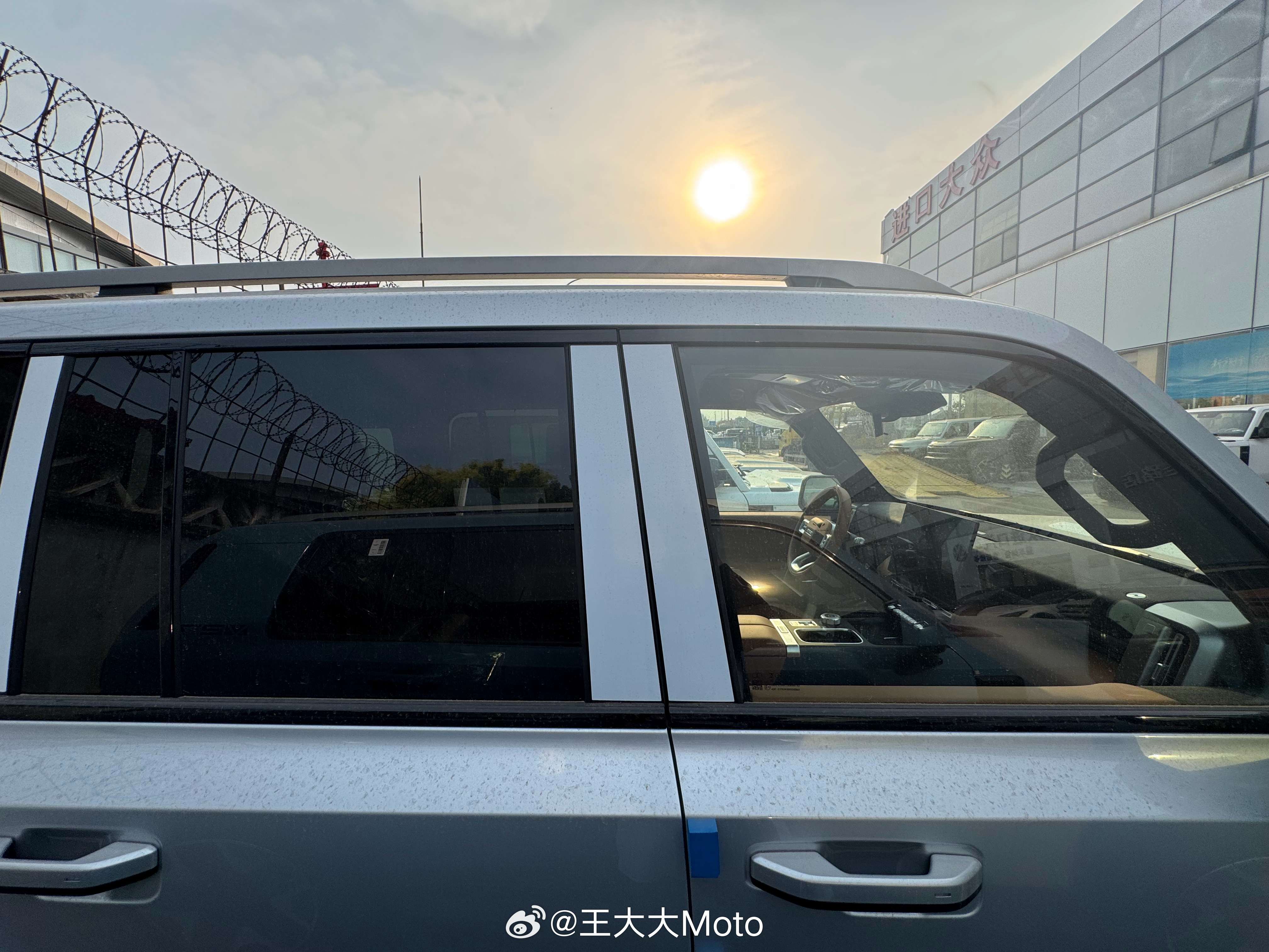 北京已经进夏天了，今天34度，热啊今天来icar店把精品装上把前挡风主副驾玻璃膜