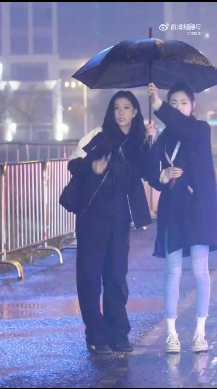 宋妍霏让粉丝别淋雨了快回家 雨中的叮嘱超暖心！宋妍霏心系粉丝，对着雨中粉丝大喊回