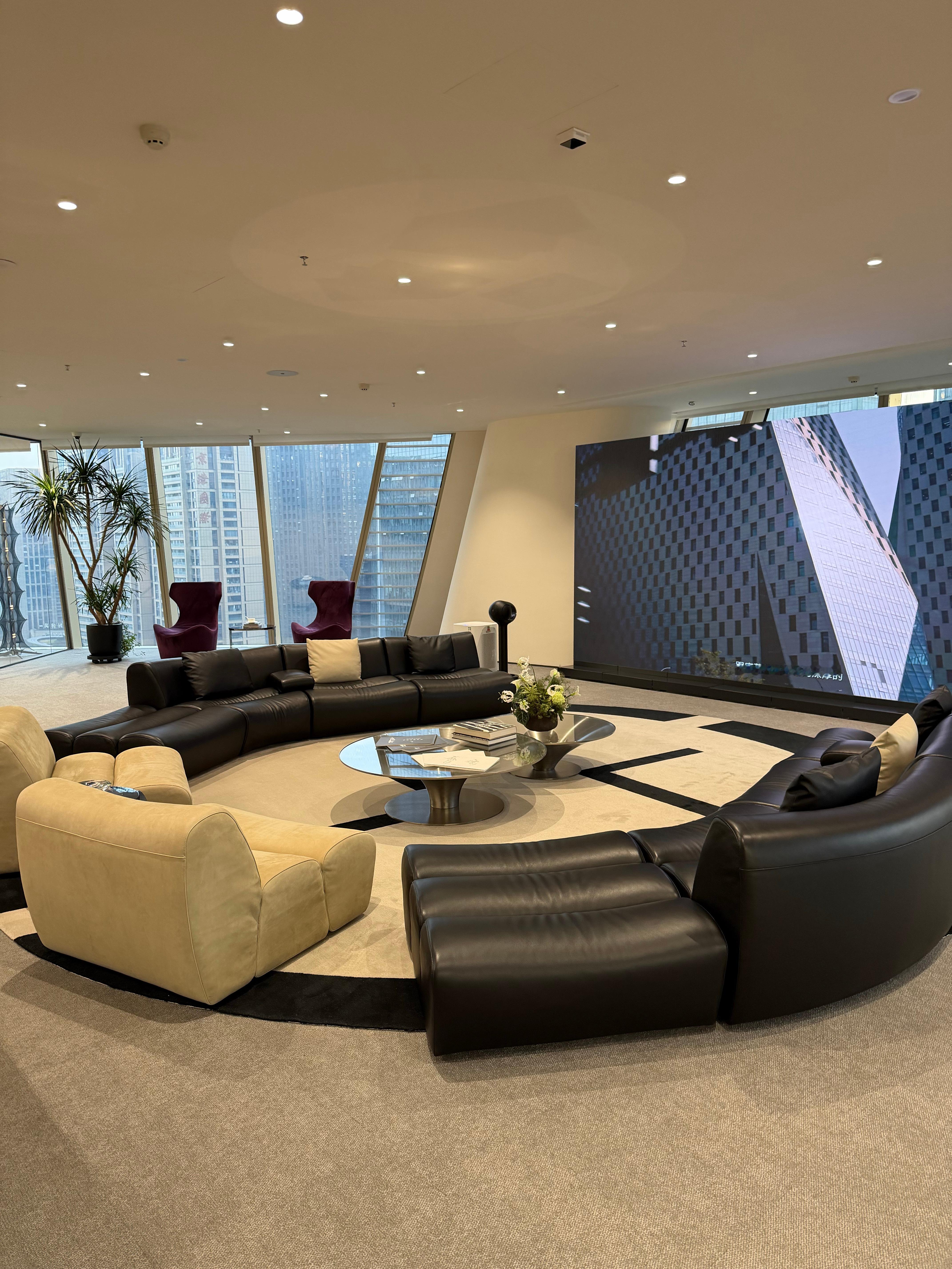 今天来杭州极氪大厦来看办公室了 确实不错一年租金7位数 你们说租不租跟姚老板混一