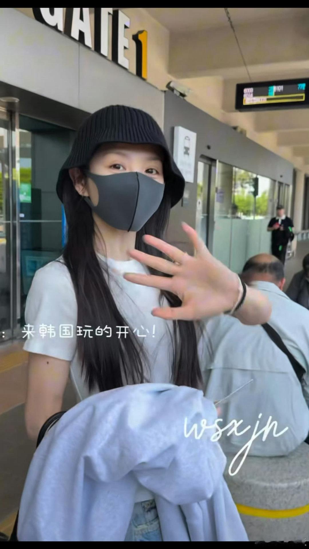 首尔偶遇田曦薇 田曦薇首尔街头被偶遇啦~休闲私服清爽又随性，结束工作就开启休假模
