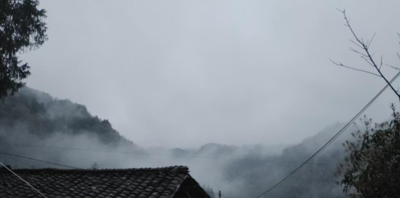 青山多俊秀，烟雾易缭绕，老屋瓦片斜，山语多鸟声。