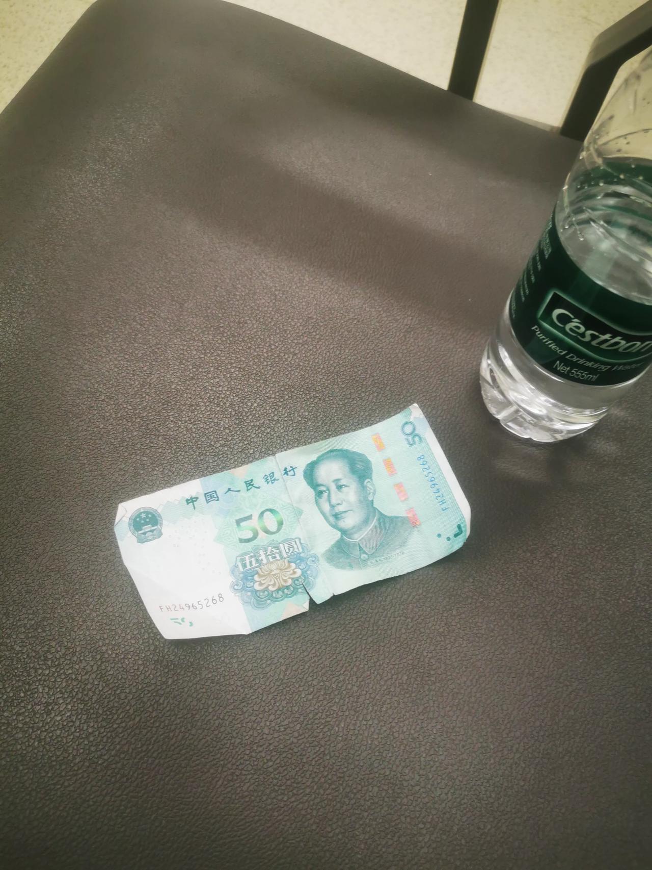 【借个充电器还要给押金？】晚间锻炼时突然身体不适，我马上停了下来。休息一段时间，