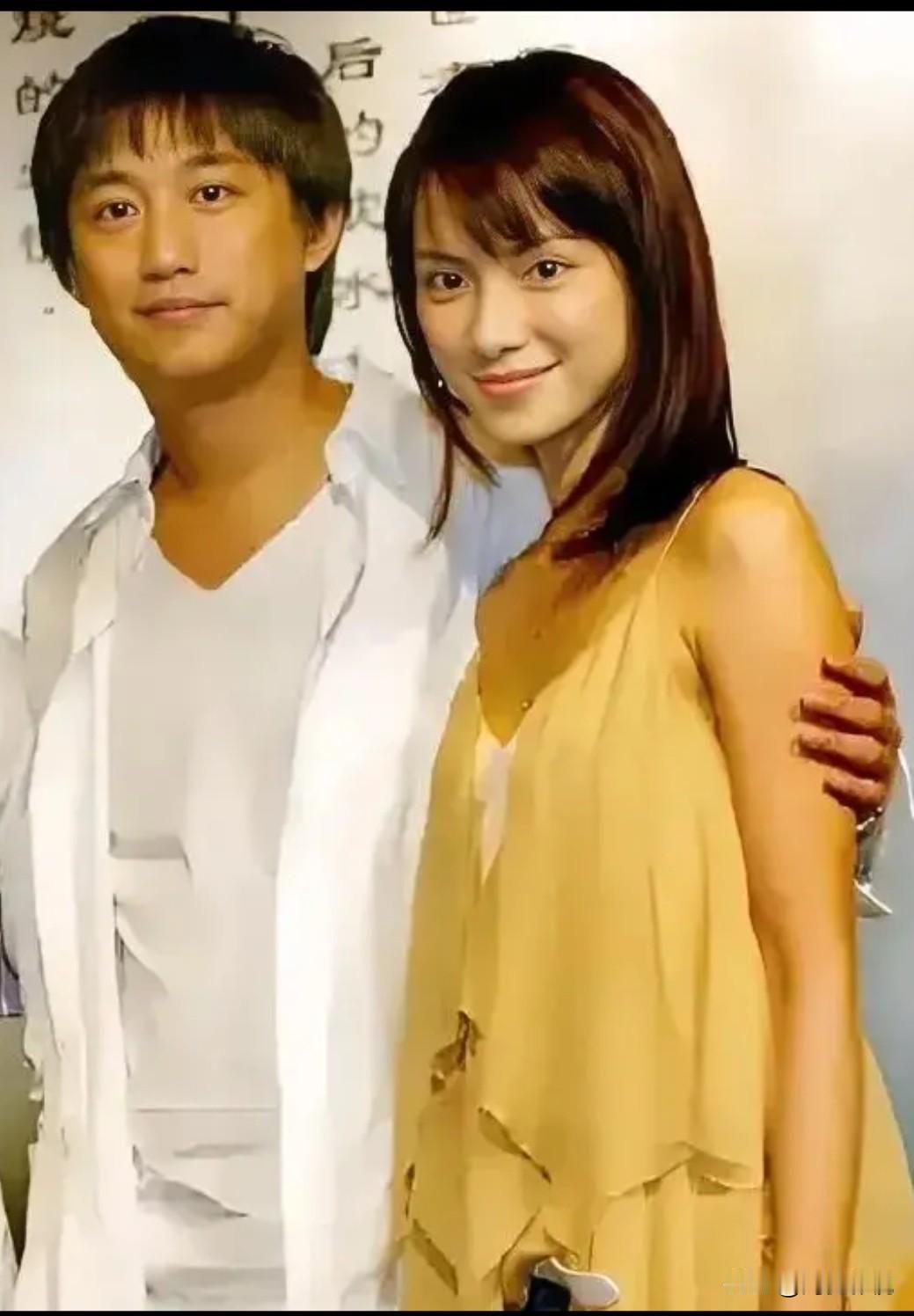 仔细看，那时的黄磊目若朗星，气宇不凡！而右边身穿吊带黄裙，香肩裸露的美女是谁？看