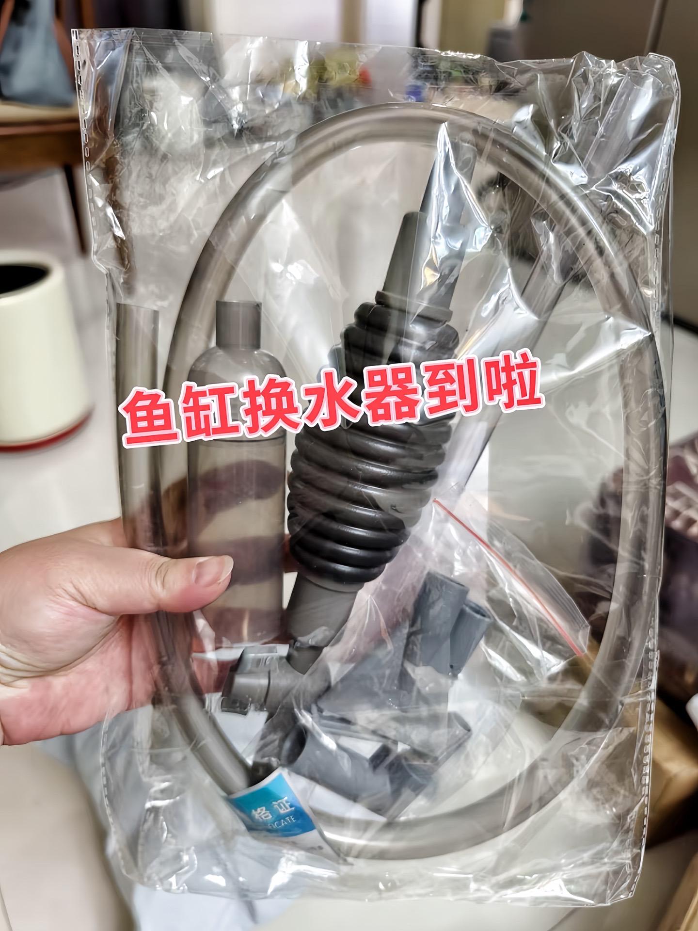 高效换水，快速清洁。强劲吸力，能迅速吸走鱼缸底部的鱼便、残饵和杂质，短...