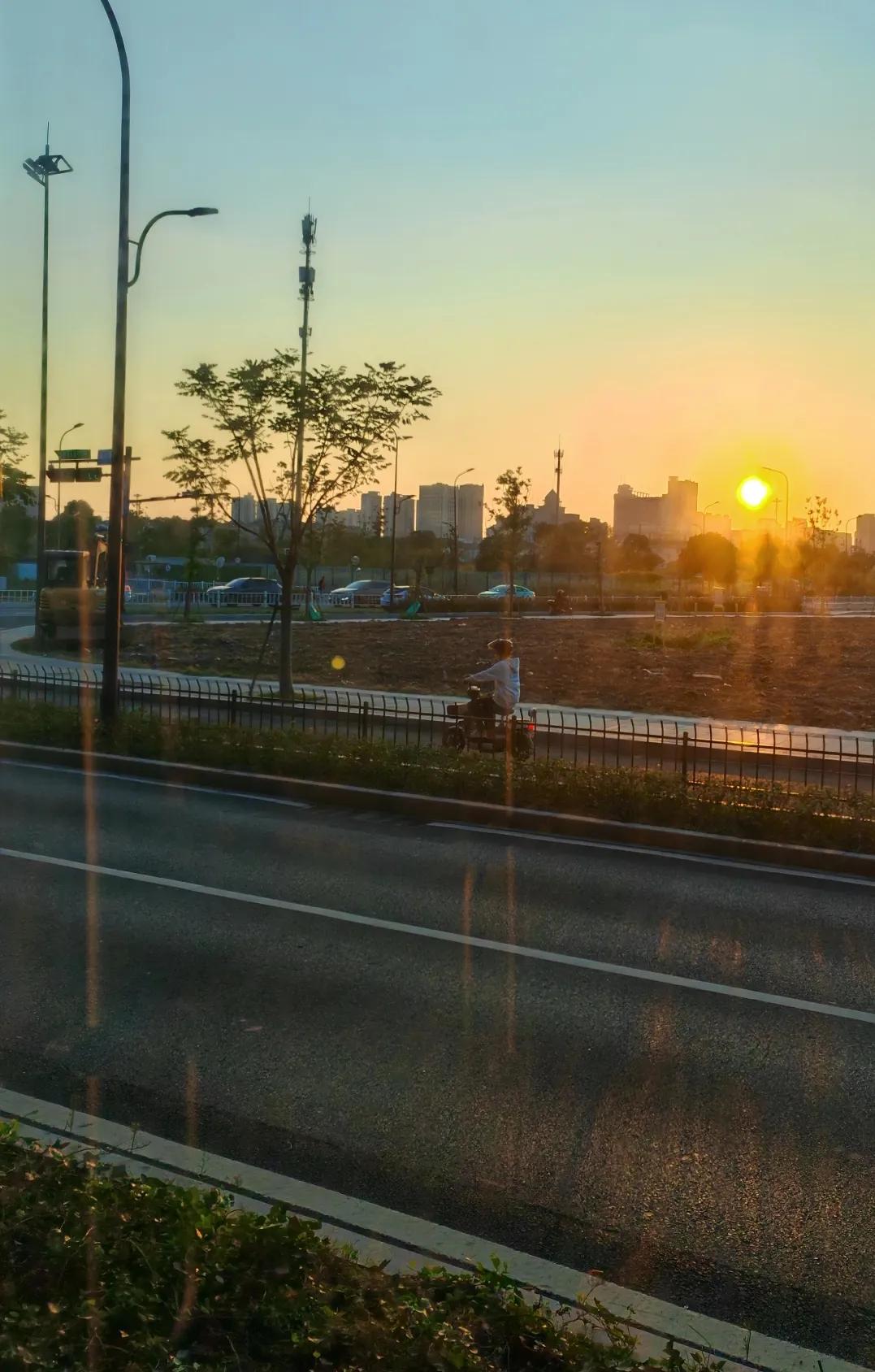 最近各大厂内部都搬出来因为贪腐被警察叔叔抓走的瓜[泪奔]

先是总部在深圳的手机