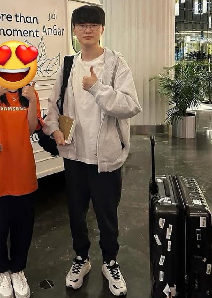 他们说每个战队都有自己的文化……我向大家介绍：GENG体型与T1体型的对比cr.