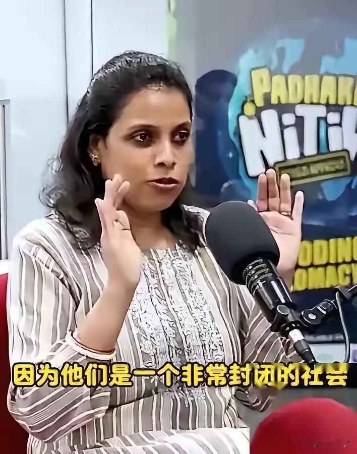 真是笑死！这就是印度人感恩的方式！真是得了便宜还卖乖！

一名印度女生拿着全额奖
