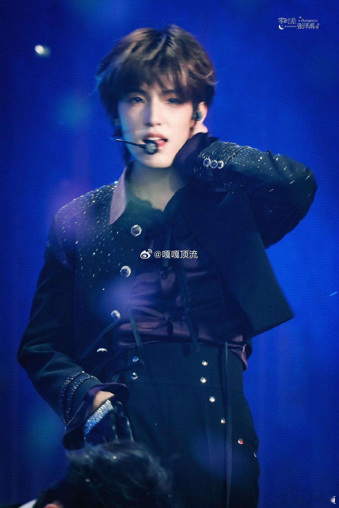 张泽禹紫色套装的确有韵味  终于懂什么叫天生适合紫色了！张泽禹这身紫套装衬得他气