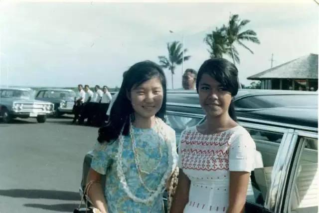 60年代末，中学时期的朴槿惠，留下的一张老照片，镜头中的她，穿着件碎花短袖，笑容