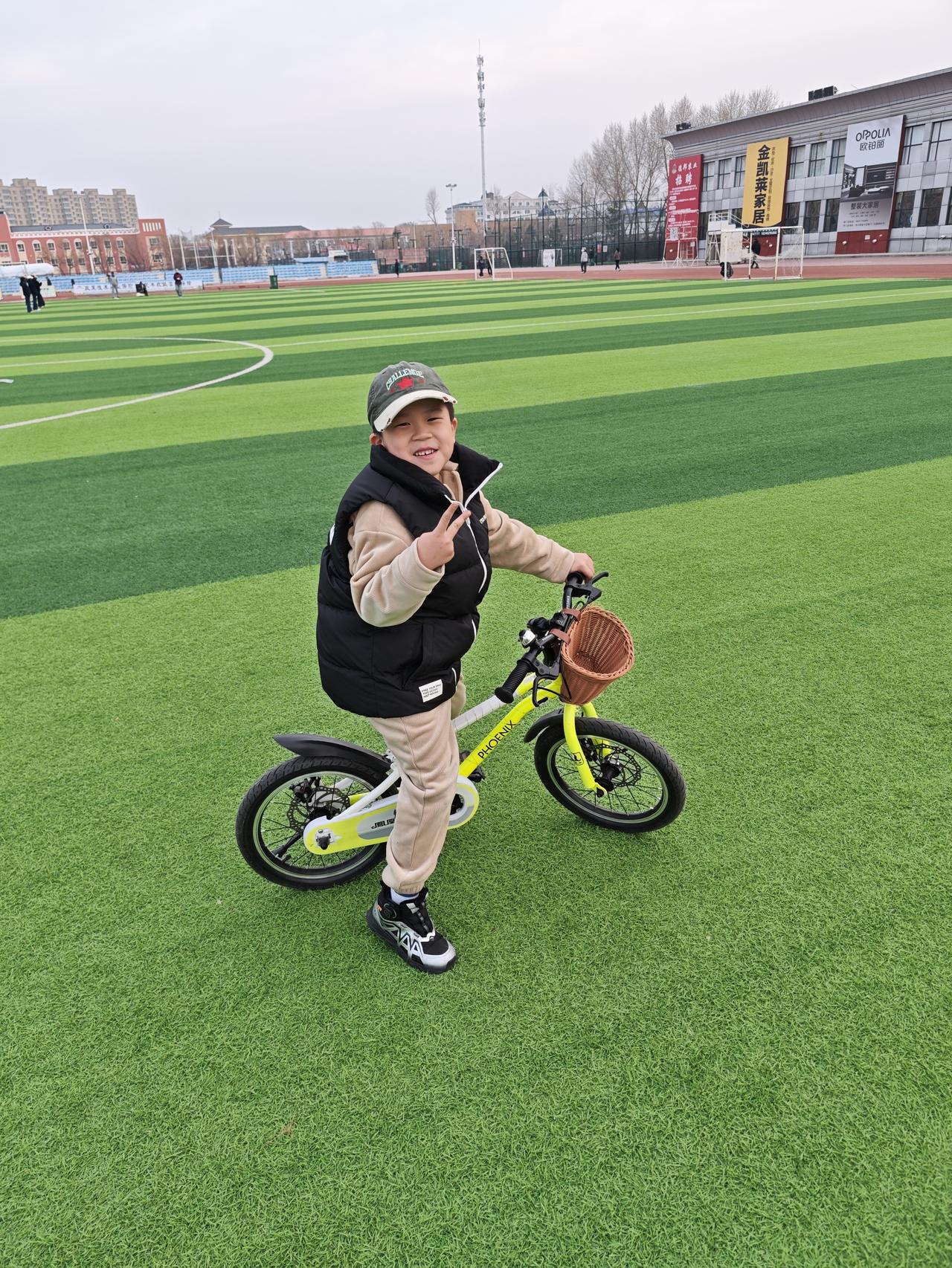 周三，吃完晚饭。我陪着孙子去体育场骑自行车。他骑车的速度快得像风一样，我根本跟不