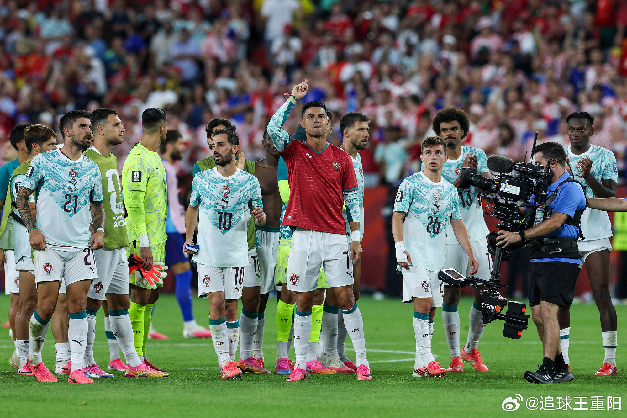 在2026年7月3日世界杯1/16决赛葡萄牙2-1淘汰克罗地亚后，C罗泪洒赛场。