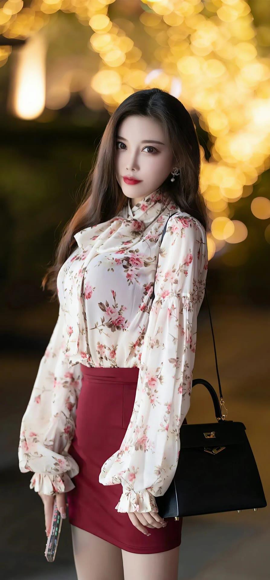 优雅气质，花裙红裙，夜晚街拍，时尚穿搭