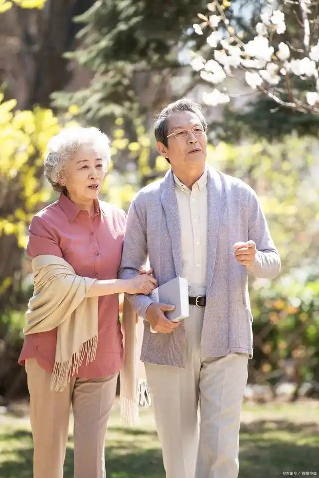 60岁，确实是一道分水岭。上有高龄父母要伺候，下有成年子女操碎心。身体大不如前是