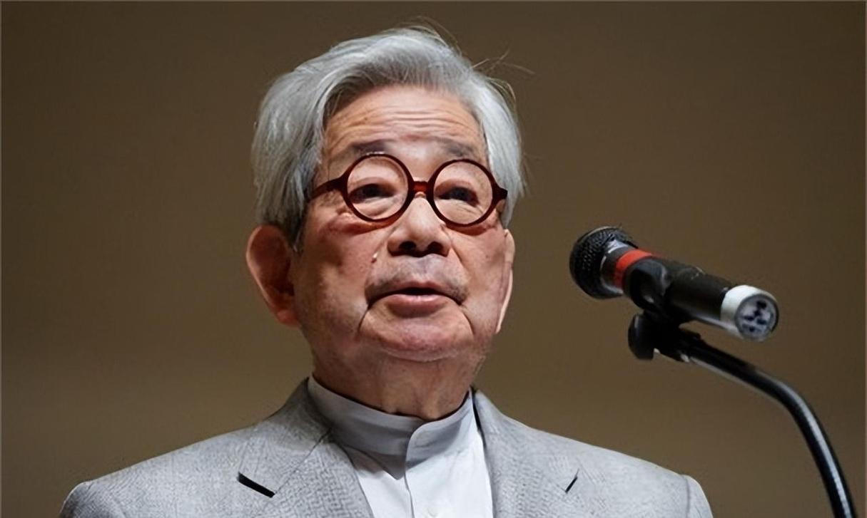 【热点评述】冷静而真诚的大江健三郎提出警告：日本迟早会再次走上军国主义老路。
高