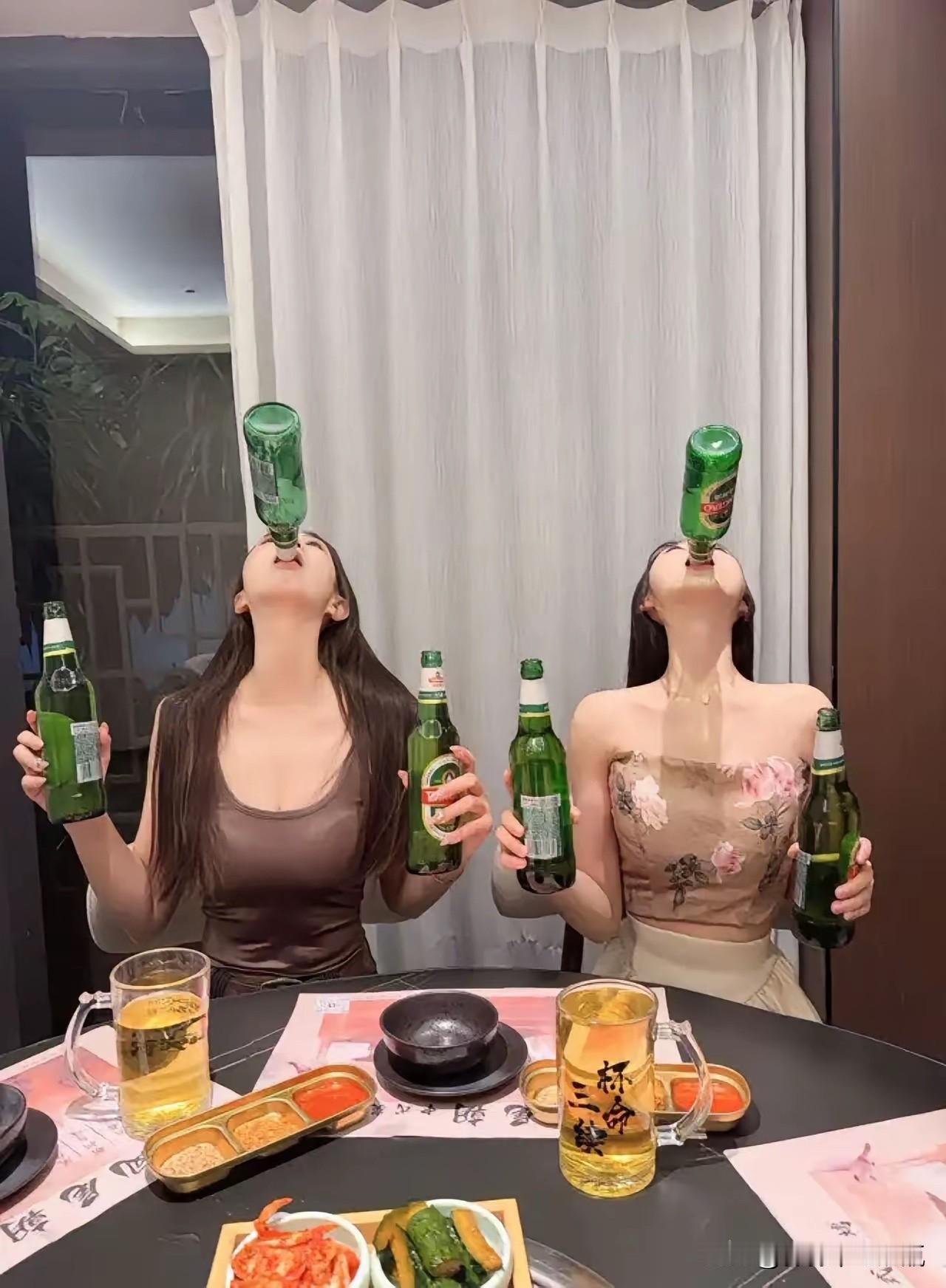 我比较喜欢左边衣服有牡丹图案的，年纪大了变得保守了