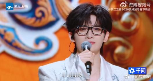 让余宇涵戴眼镜的人简直是个天才 余宇涵戴眼镜也太好看了吧！黑框眼镜让他的眼神更加