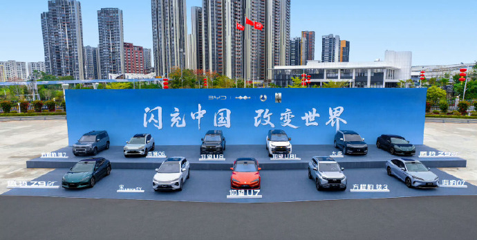 之前大家一直调侃比亚迪一桩不建，双枪充电，那现在比亚迪闷声干大事直接上闪充，还挺