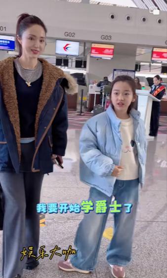 我有种预感
董璇在领着小酒窝这么到处曝光
小酒窝迟早会变成...

娱乐圈里冉冉