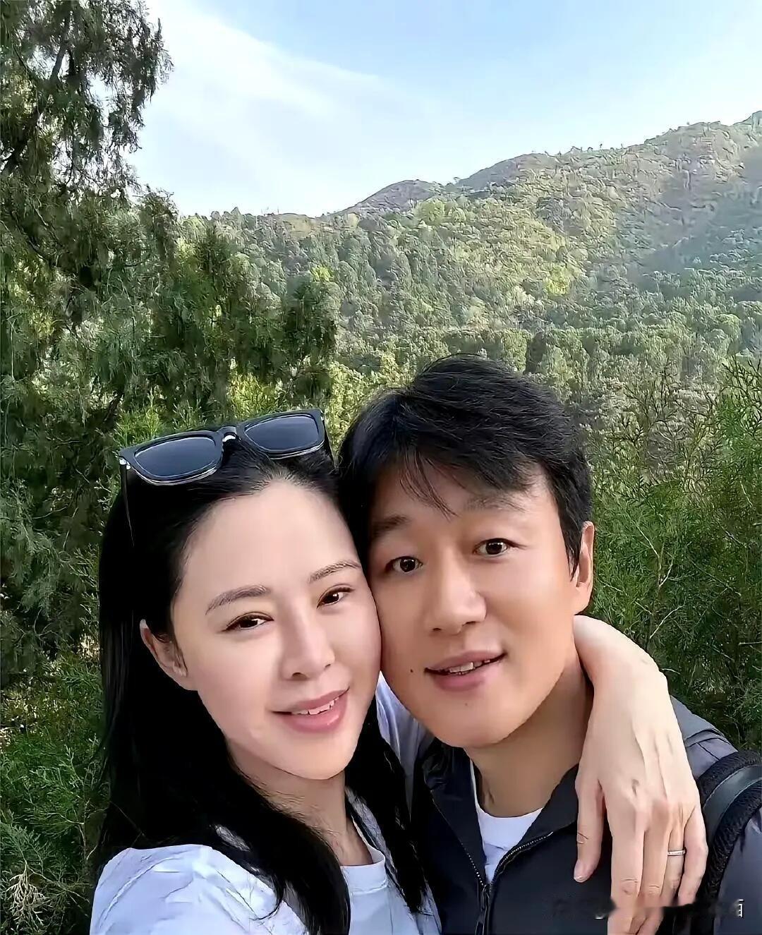 不愧是大明星，你看照片中的佟大为和关悦夫妇，在素颜之下的同框还是挺能扛老的，看不