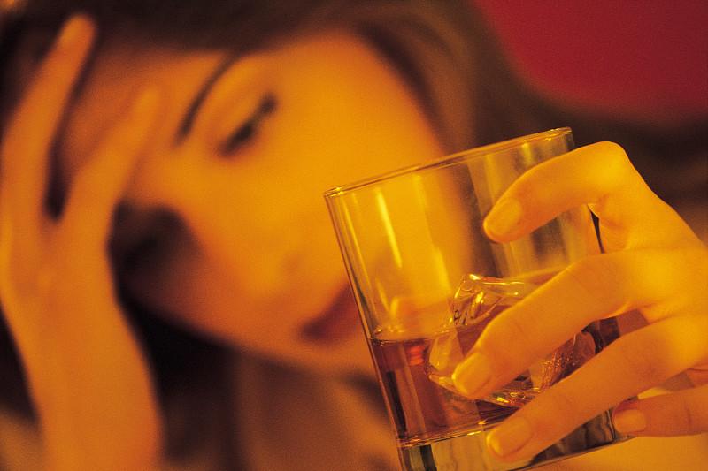 之前赶酒局被朋友塞过好几种网红醒酒饮料，号称一瓶下去15分钟就能满血复活，连喝3