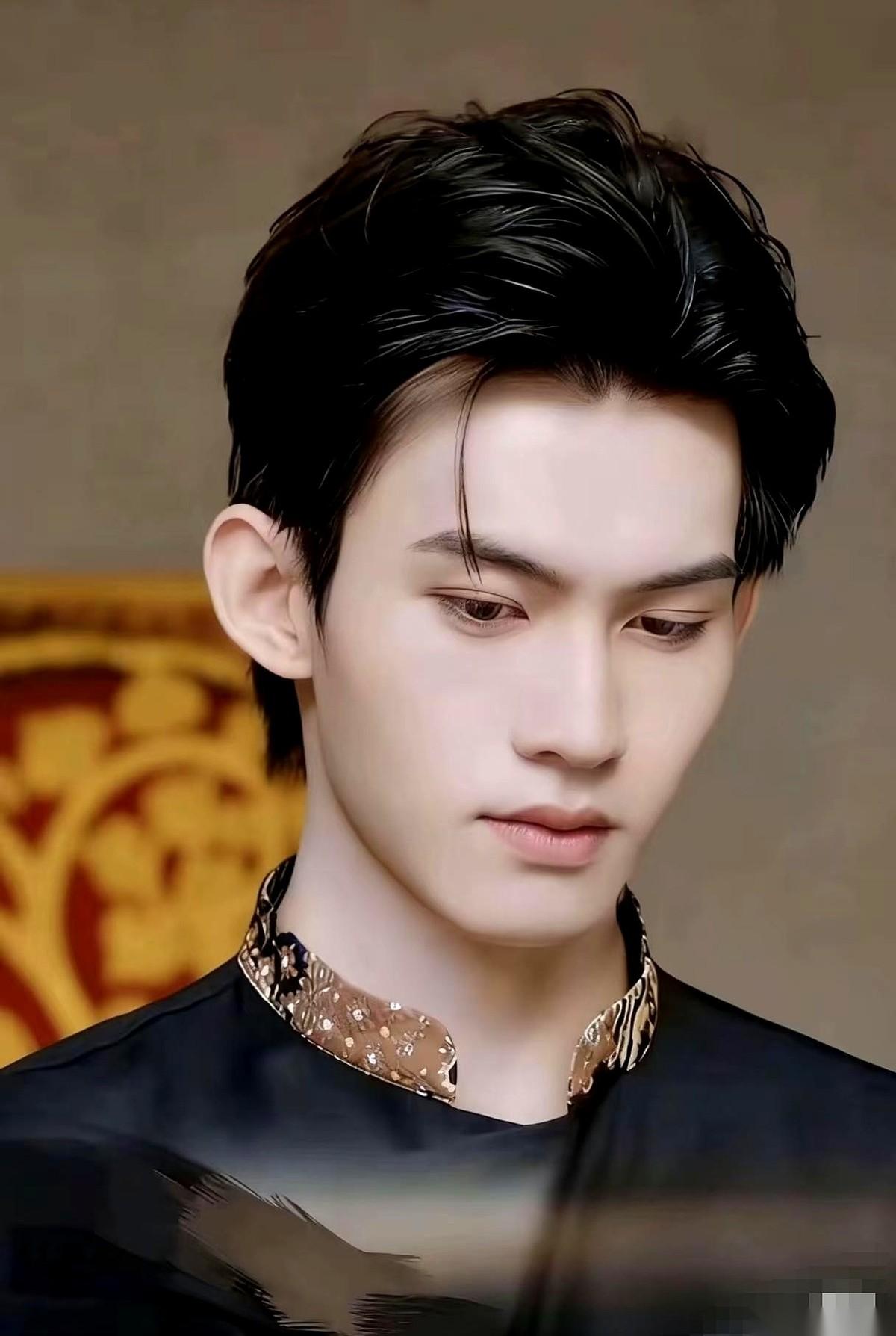 我跟你说，最恐怖的根本不是被人用钱砸晕，拿捏得死死的。
最恐怖的是，你明明看穿了