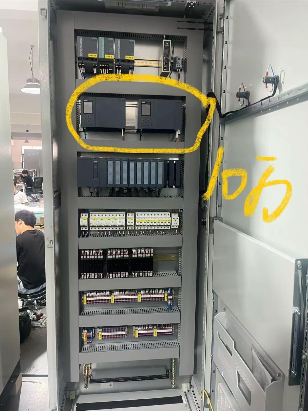 亮点在这台 。。一套plc一台小车了 ，有没有刷新你的认知，