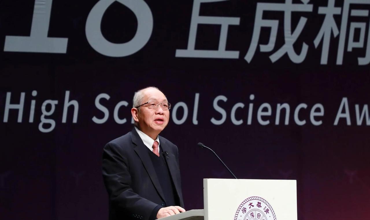 在一次采访中，美籍华裔数学家丘成桐被问及他的薪水问题时，给出了令人震惊的回答：“