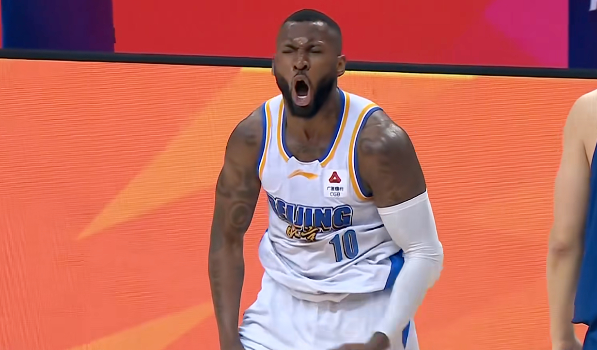 北京北汽客场击败青岛，稳住前四席位。他们下半场净胜对手11分，杰曼末节12分。青