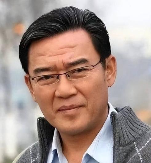 1989年，李立群成名后，父亲试探性的对他说：其实在老家，你还有一个同父异母的哥