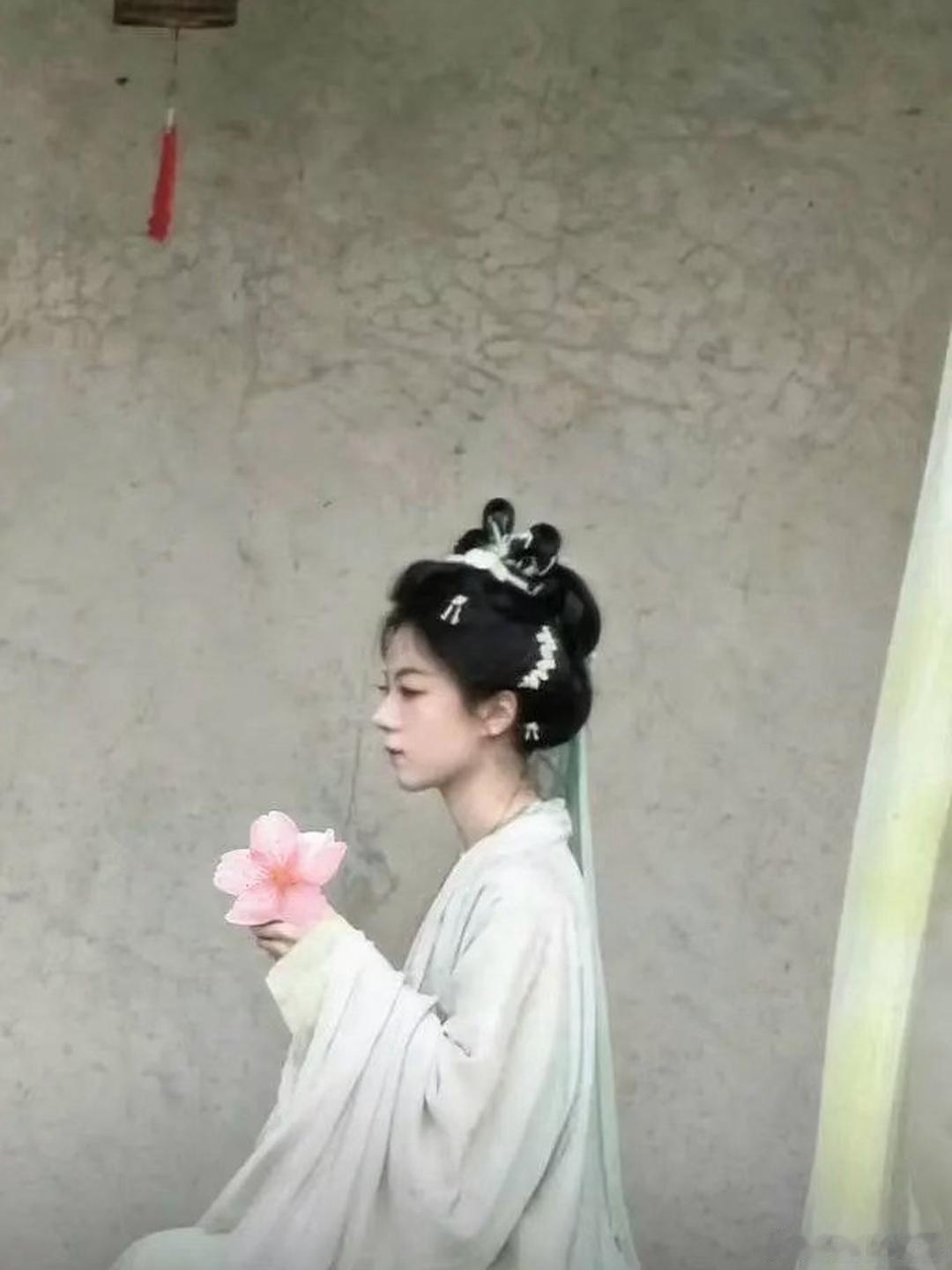 一念江南女主赵今麦造型怎么样？高鼻梁好加分，这么糊鼻子也一点没被糊掉！ 