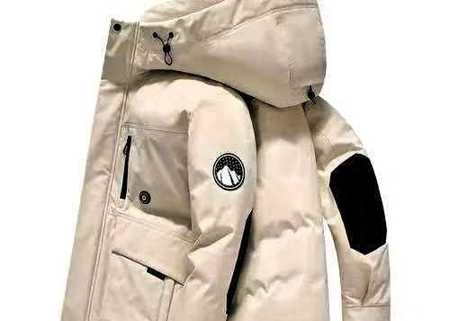 羽绒服市场的天，真的变了。
曾经的王者波司登，居然被拉下马。
新晋第一名，是很多