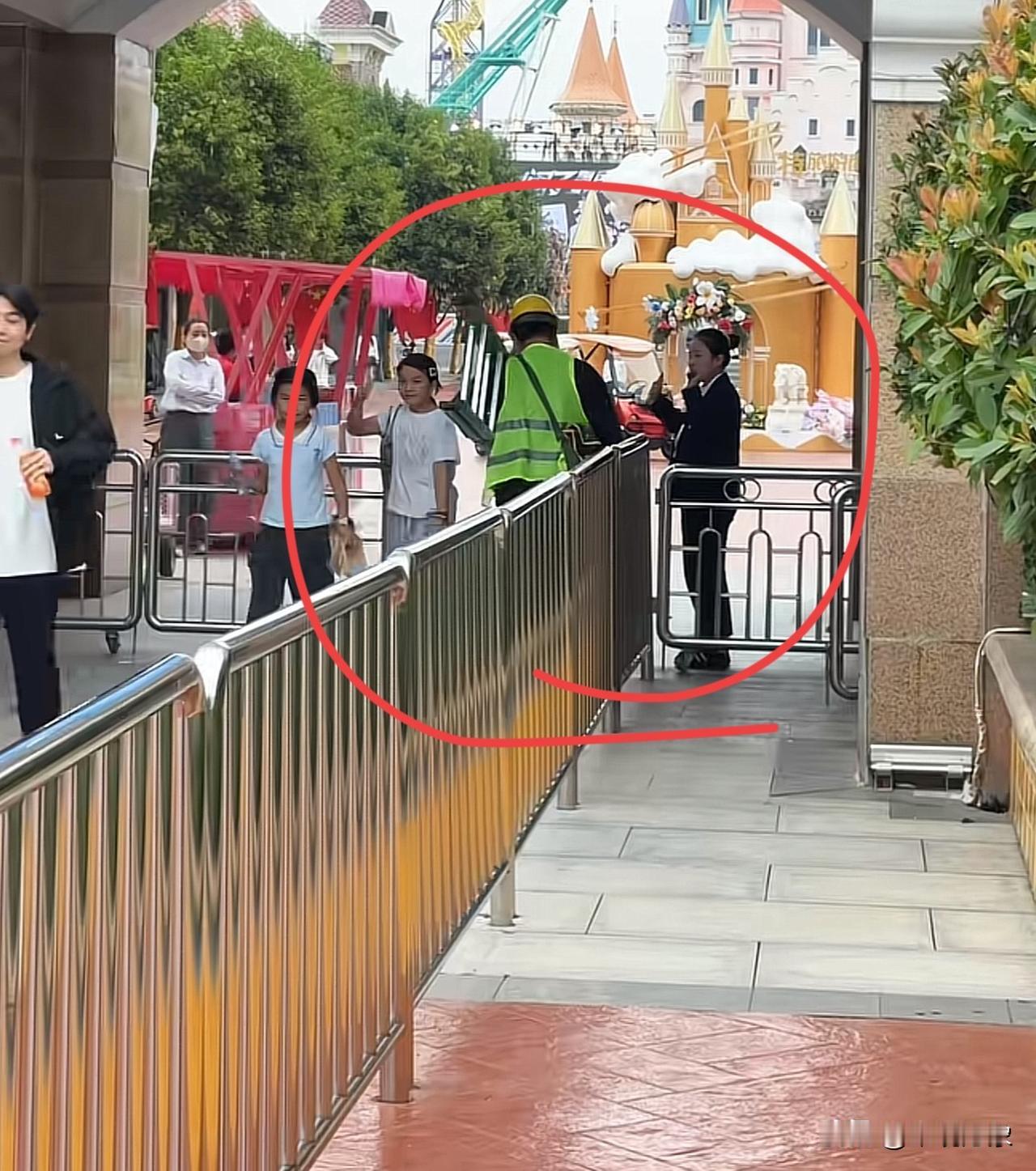 有人搞了一身工作服，扛着梯子进游乐场没要票[捂脸]