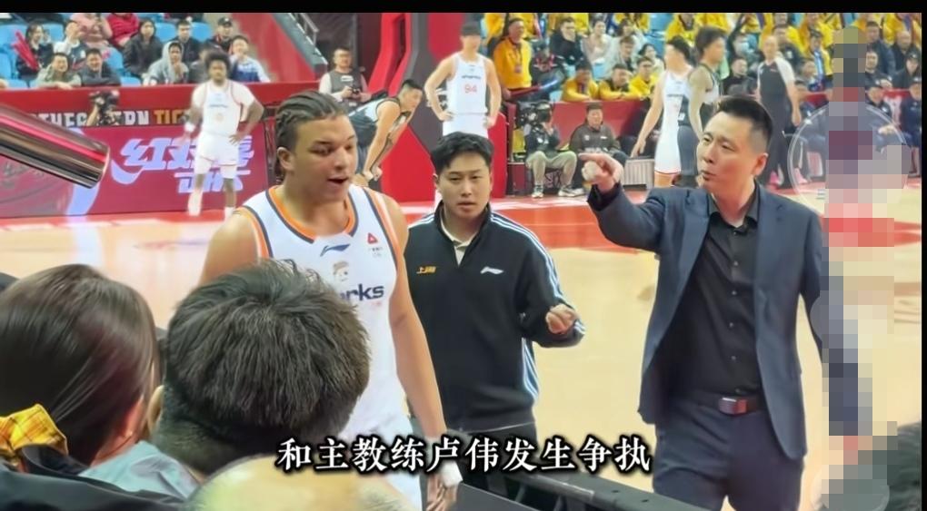 上海男篮出现不和谐一幕！冠军会不会有变数！我们看到上海男篮主帅对换下的洛夫顿表示