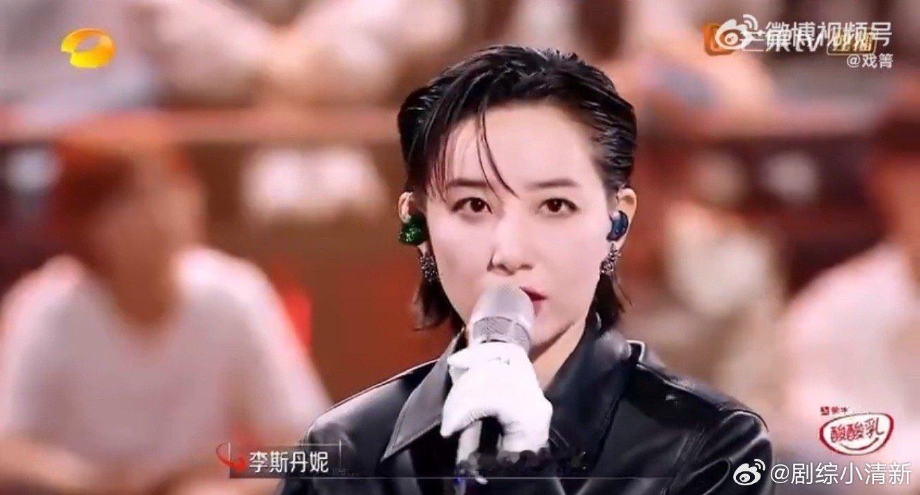 #李斯丹妮给李佳薇夸红温了# 哇塞，看到李斯丹妮这么会夸人，感觉她的情商真的好高