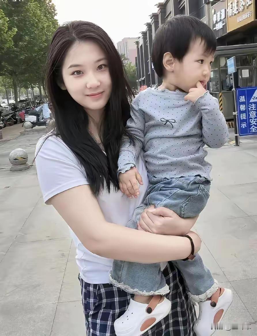 好好的小家散了，女儿抱着外孙投奔回家的那一刻，我的心直接揪成一团。年纪轻轻独自带