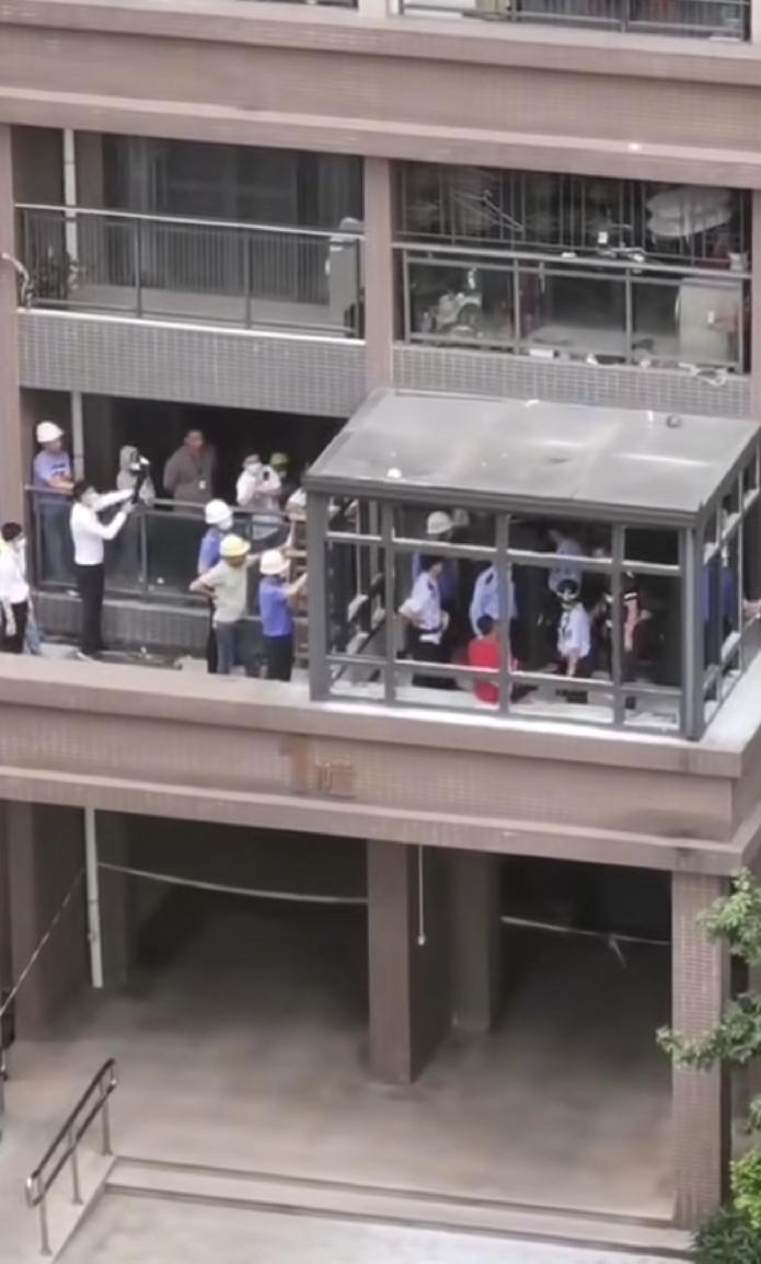 在雨达子上的违章建筑，违章建设凉台，这种事肯定是邻居举报，要不然有可能没事，能一