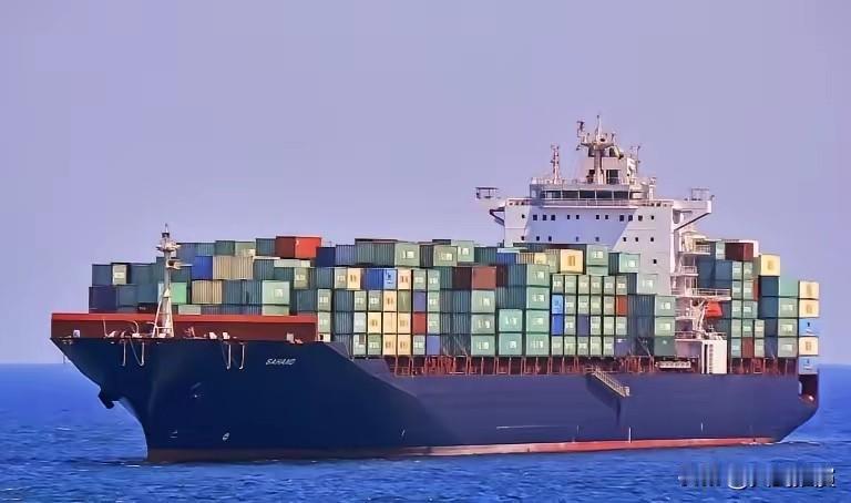 “突发！美军驱逐舰向伊朗货船开火！扣押伊朗货轮，中东局势升级了。”

美国直接在