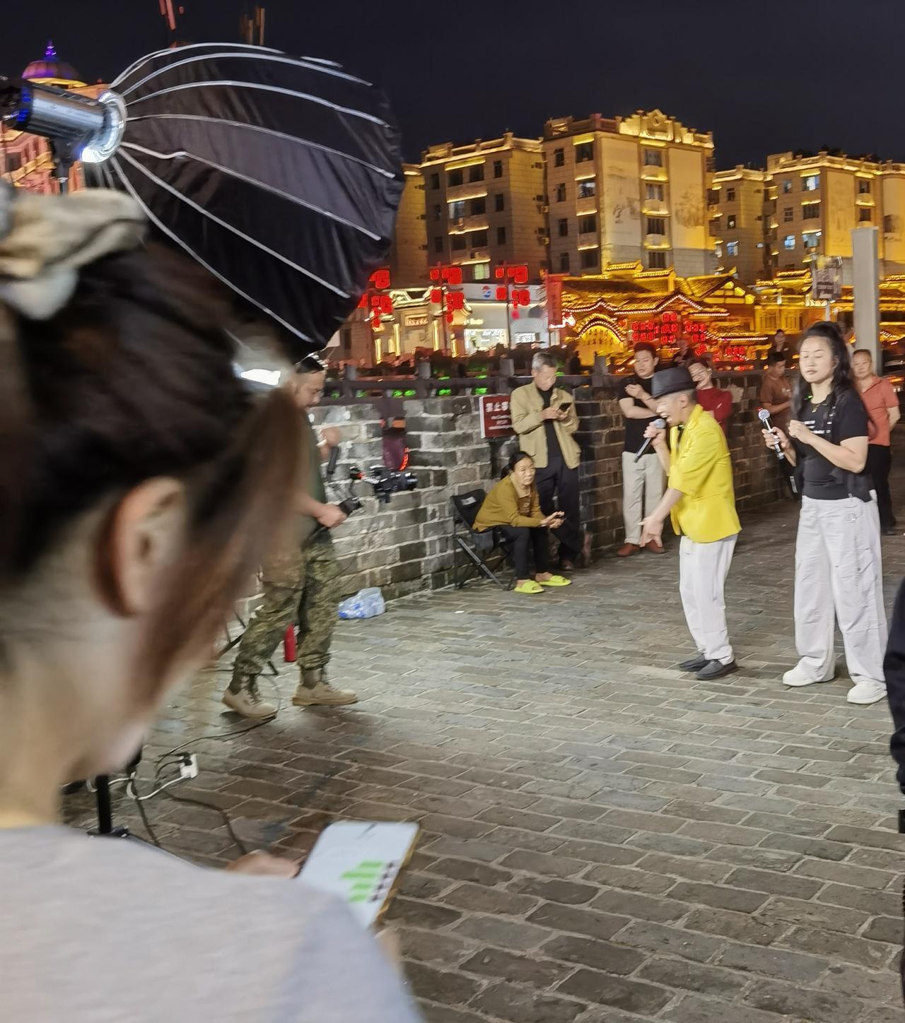 古城墙接住了汀江的晚风，
砖缝里藏着千年的梦，
少年的歌声撞碎夜色，
在长汀的夜