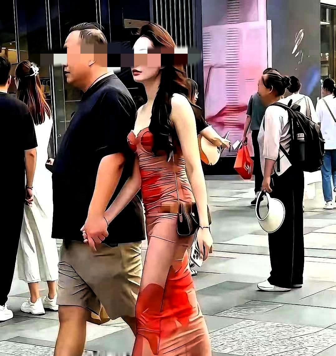 这两天，一张成都春熙路的素人街拍图，把全网的目光都死死钉住了。

画面里两个人并